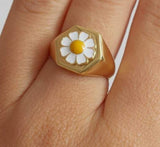 Signet White Daisy Ring - Gold